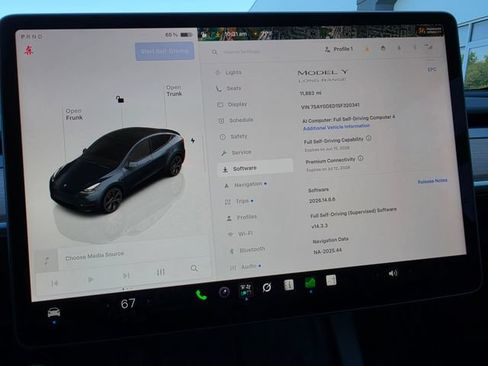 Used 2025 Tesla Model Y Long Range RWD image 53