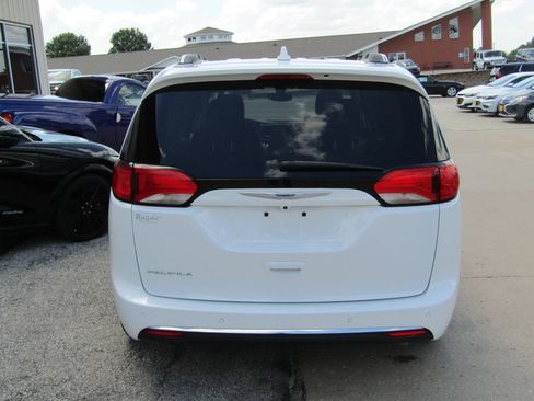 Used 2020 Chrysler Pacifica Touring-L FWD image 4