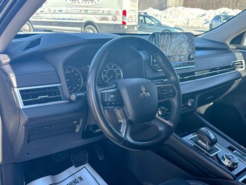 Used 2022 Mitsubishi Outlander SE image 16