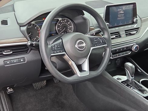 Used 2024 Nissan Altima 2.5 SV FWD image 9