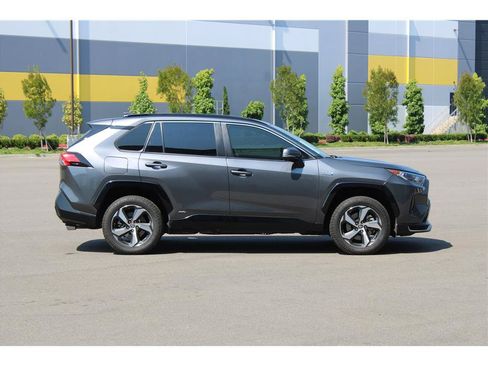 Used 2021 Toyota RAV4 SE w/ Weather & Moonroof Package AWD/4WD image 4