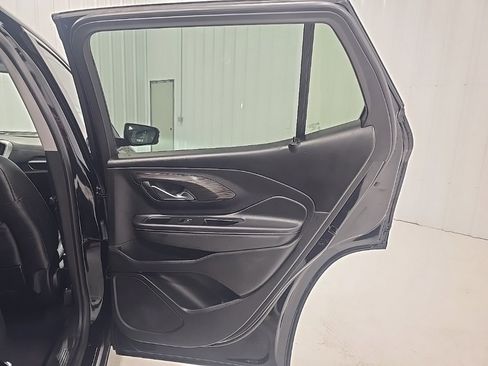 Used 2024 GMC Terrain SLT image 25