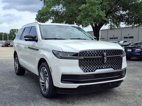 New 2026 Lincoln Navigator Reserve AWD/4WD image 4