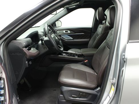 Used 2025 Ford Explorer Platinum w/ Ultimate Package image 13