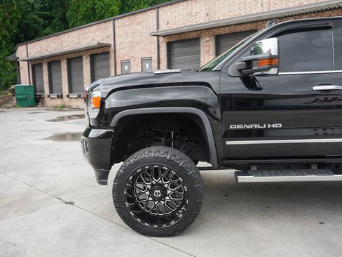 Used 2019 GMC Sierra 3500 Denali w/ Suspension Package, Off-Road AWD/4WD image 5