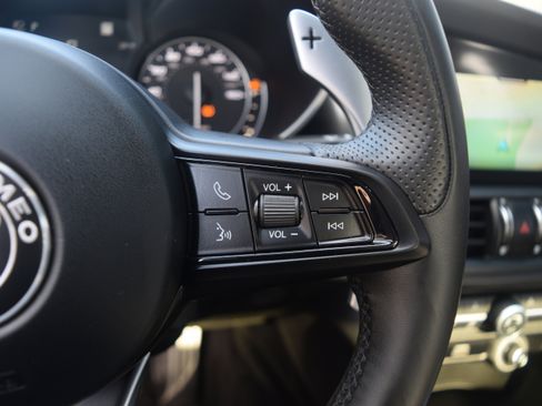 Used 2022 Alfa Romeo Giulia Veloce image 5