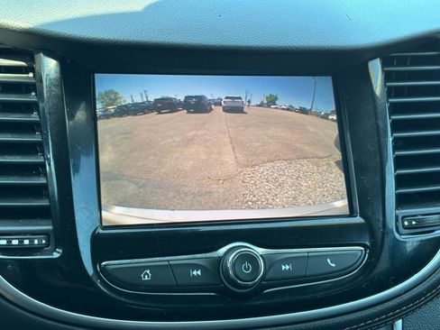 Used 2022 Chevrolet Trax LT w/ LT Convenience Package image 7