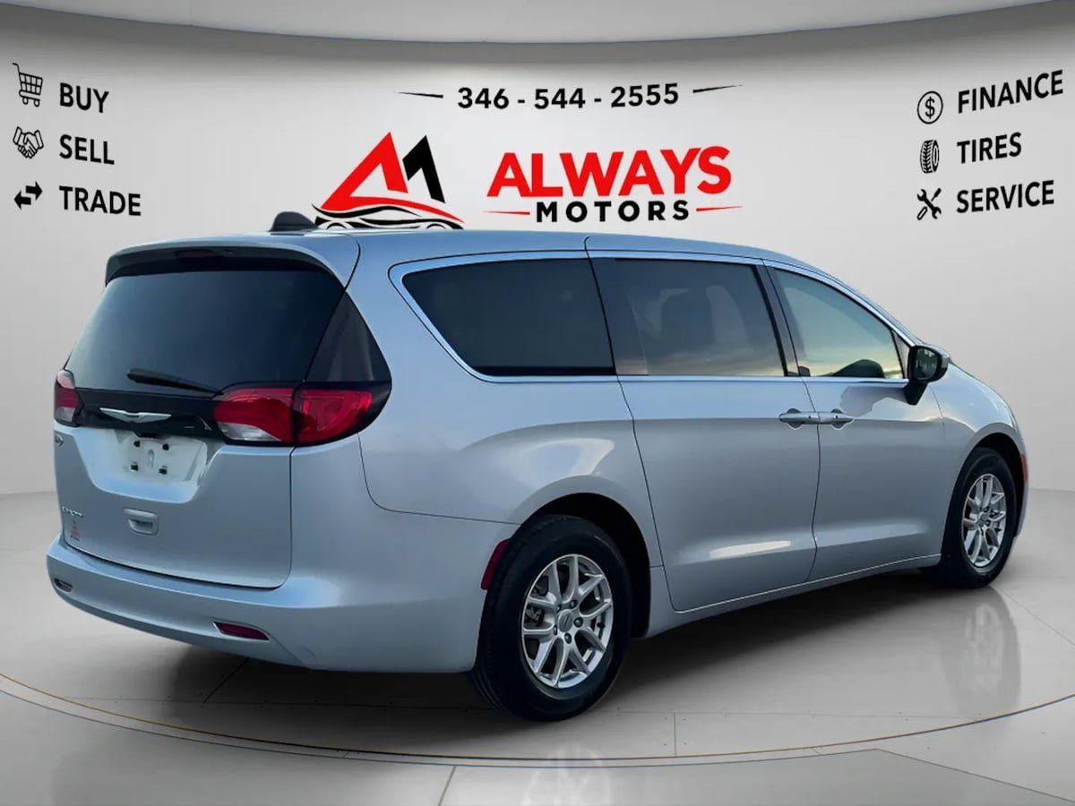 Used 2023 Chrysler Voyager LX FWD image 5