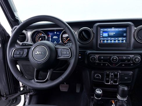 Used 2023 Jeep Gladiator Sport AWD/4WD image 3