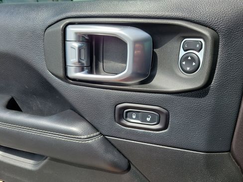 Used 2018 Jeep Wrangler Unlimited Sahara AWD/4WD image 6