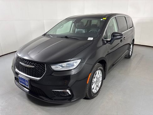Used 2023 Chrysler Pacifica Touring-L FWD image 4
