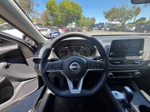 Used 2025 Nissan Altima 2.5 SV FWD image 29
