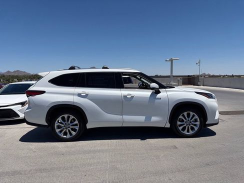 Used 2021 Toyota Highlander Limited FWD image 3