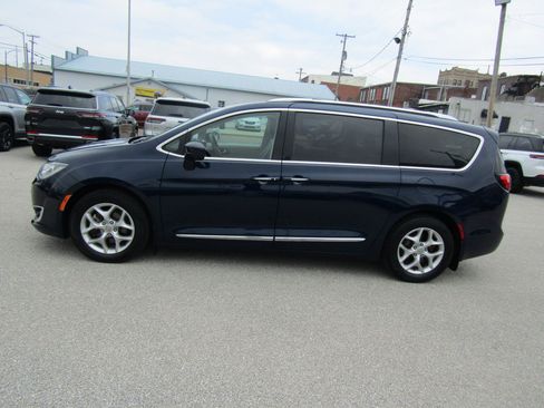 Used 2019 Chrysler Pacifica Touring-L Plus w/ Advanced Safetytec Group image 6