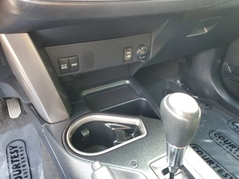 Used 2016 Toyota RAV4 LE image 19