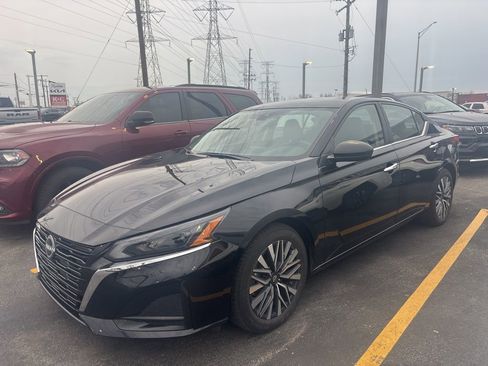 Used 2025 Nissan Altima 2.5 SV image 1