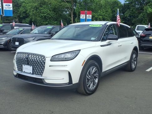 Certified 2023 Lincoln Corsair AWD w/ Rear Removable Package Tray image 2