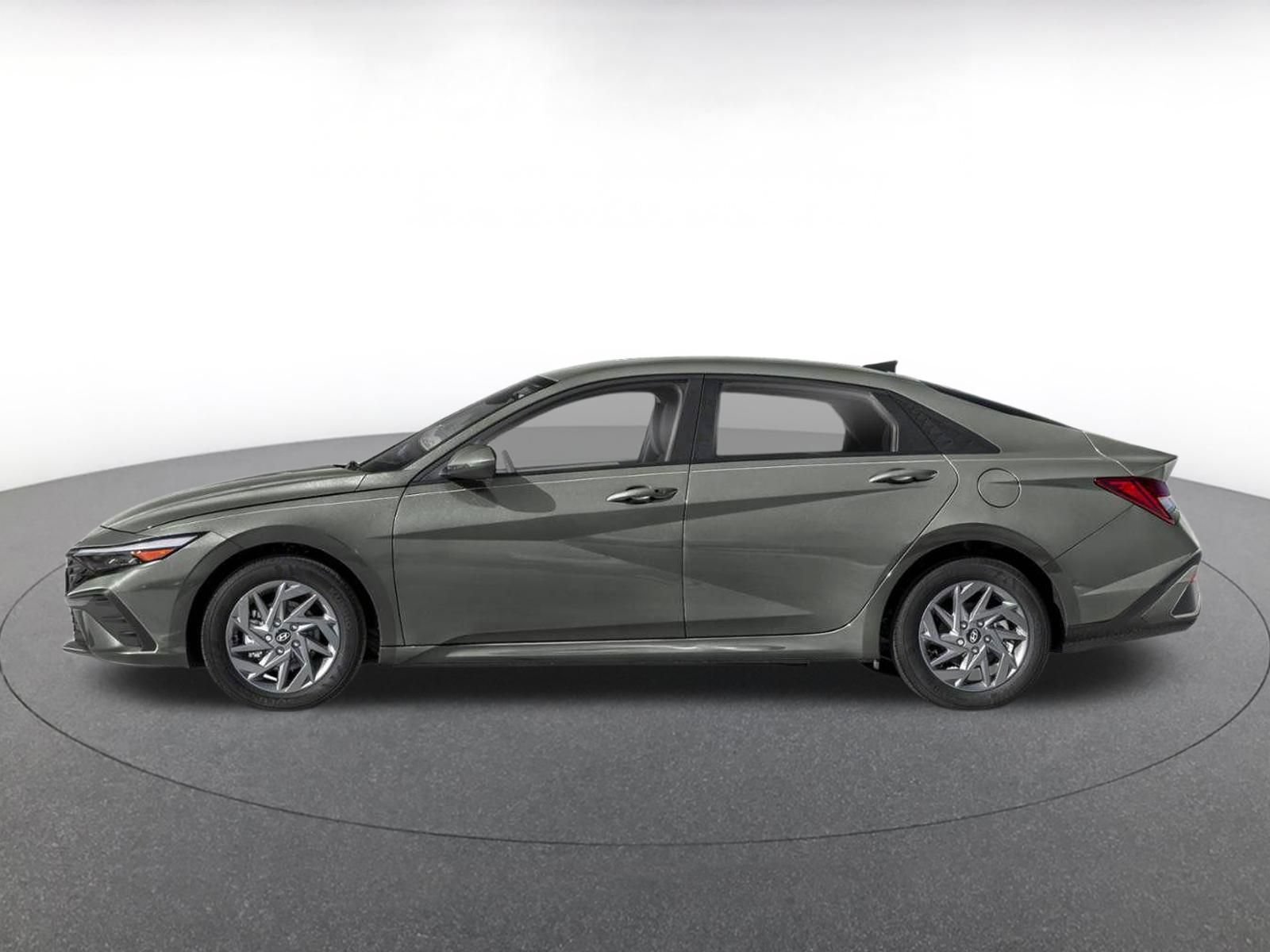 Used 2026 Hyundai Elantra Hybrid FWD image 3