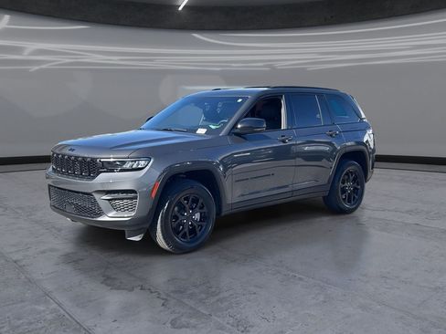 Used 2025 Jeep Grand Cherokee Altitude AWD/4WD image 3