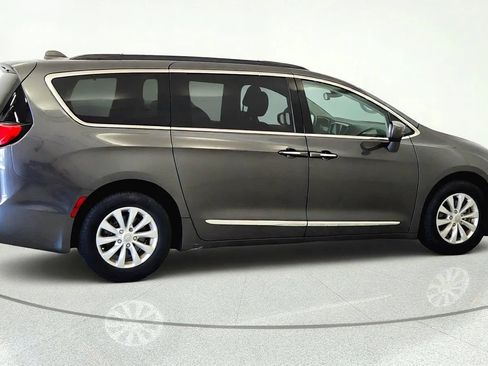 Used 2017 Chrysler Pacifica Touring-L FWD image 9