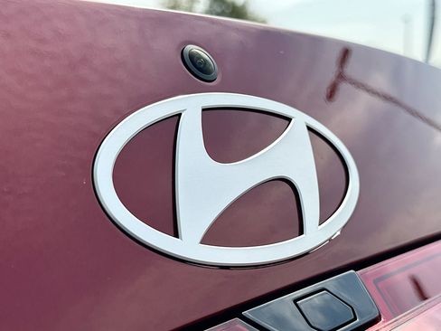 New 2025 Hyundai Elantra Limited image 11