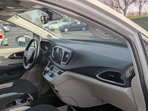 Used 2019 Chrysler Pacifica Touring Plus image 36