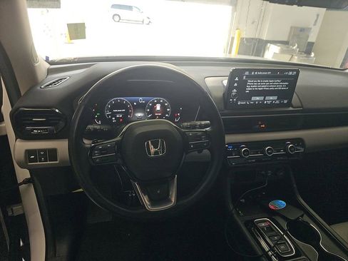 Used 2024 Honda Pilot Elite image 11
