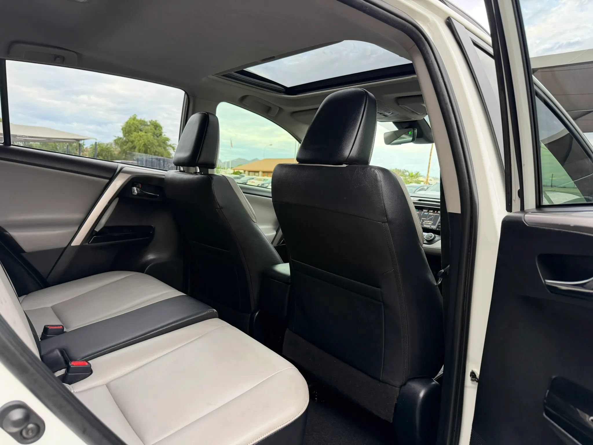 Used 2017 Toyota RAV4 Limited w/ Advanced Technology Package FWD image 31