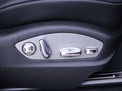 Certified 2025 Porsche Macan AWD/4WD image 21