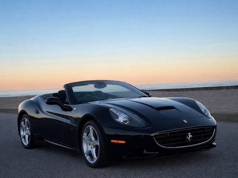 Used 2010 Ferrari California Base 2dr Convertible image 1