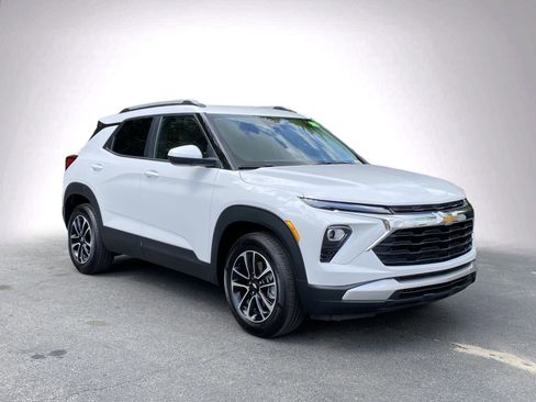 Used 2026 Chevrolet TrailBlazer LT w/ Convenience Package FWD image 2