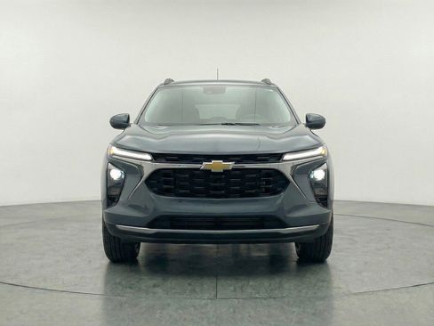 Used 2025 Chevrolet Trax LT image 2