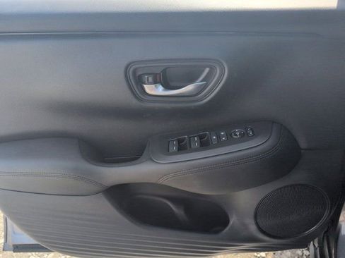 Used 2025 Honda HR-V LX image 11