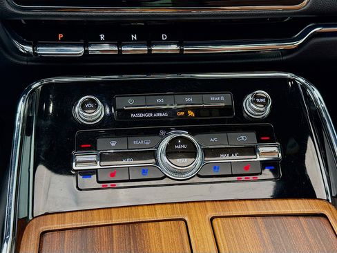 Used 2019 Lincoln Navigator Reserve image 18