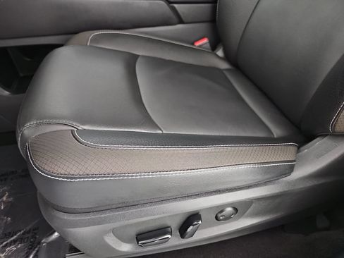 Used 2024 Nissan Pathfinder SL w/ Black Appearance Package FWD image 29