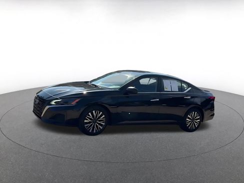 Used 2025 Nissan Altima 2.5 SV FWD image 8