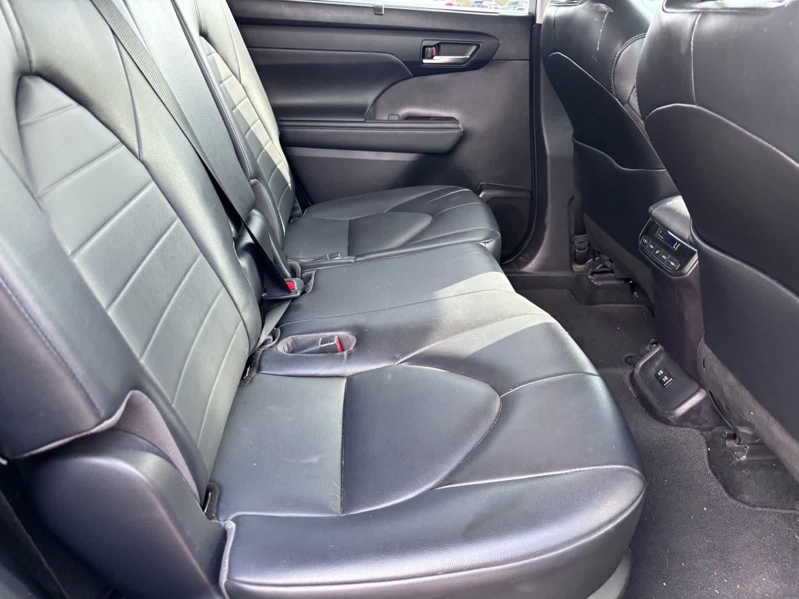 Used 2021 Toyota Highlander XLE FWD image 11