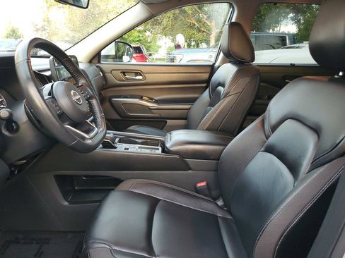 Used 2025 Nissan Pathfinder SL FWD image 18