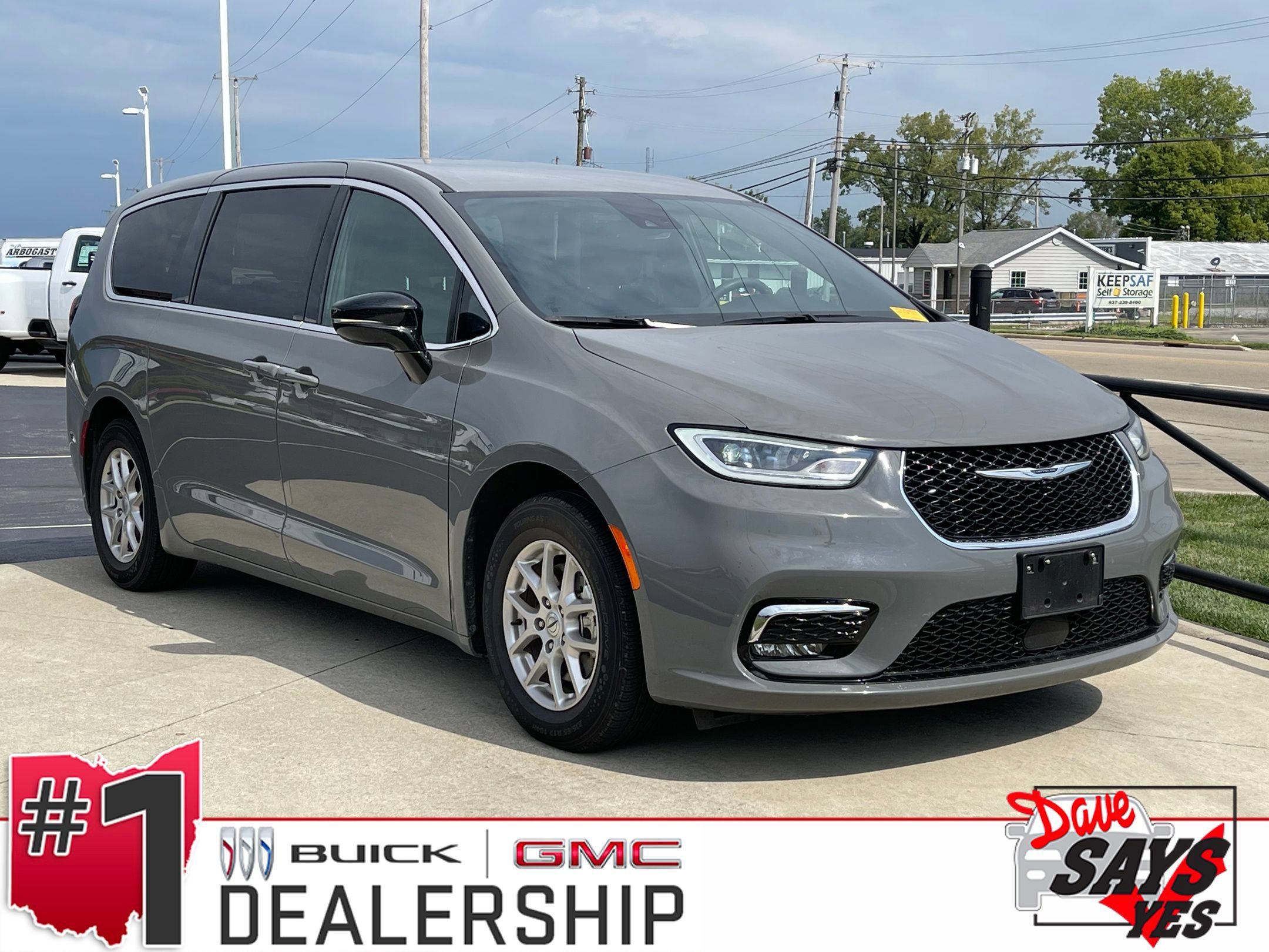 Used 2025 Chrysler Pacifica Select FWD image 1