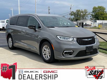 Used 2025 Chrysler Pacifica Select