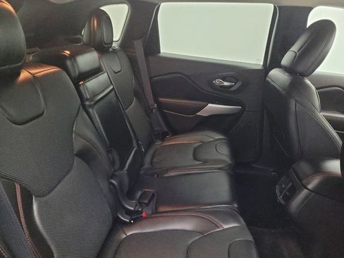 Used 2017 Jeep Cherokee Trailhawk image 19