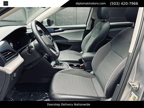 Used 2022 Volkswagen Taos SE w/ Panoramic Sunroof Package FWD image 18