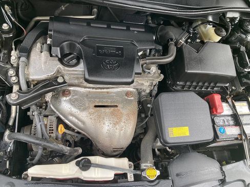 Used 2014 Toyota Camry SE w/ Moonroof Package FWD image 3