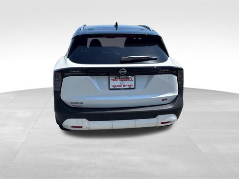 Used 2026 Nissan Kicks SR w/ SR Premium Package FWD image 4