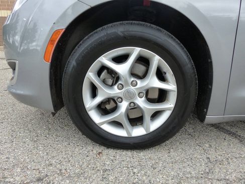 Used 2020 Chrysler Pacifica Touring-L w/ Tire & Wheel Group FWD image 13