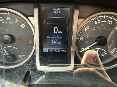 Used 2016 Toyota Tacoma Limited w/ Towing Package RWD image 18