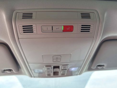 Used 2022 Volkswagen Taos SE w/ Panoramic Sunroof Package FWD image 40