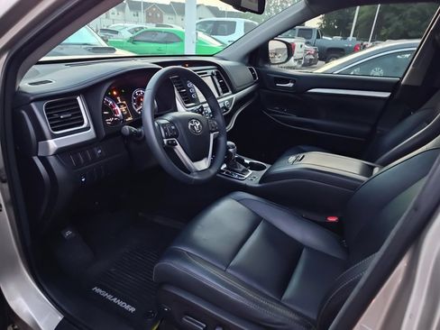 Used 2016 Toyota Highlander XLE AWD/4WD image 9