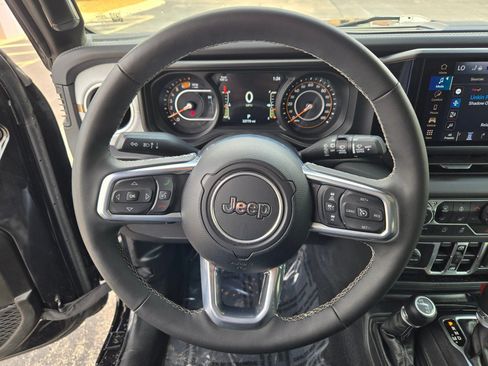 Used 2025 Jeep Wrangler Unlimited Sahara AWD/4WD image 29
