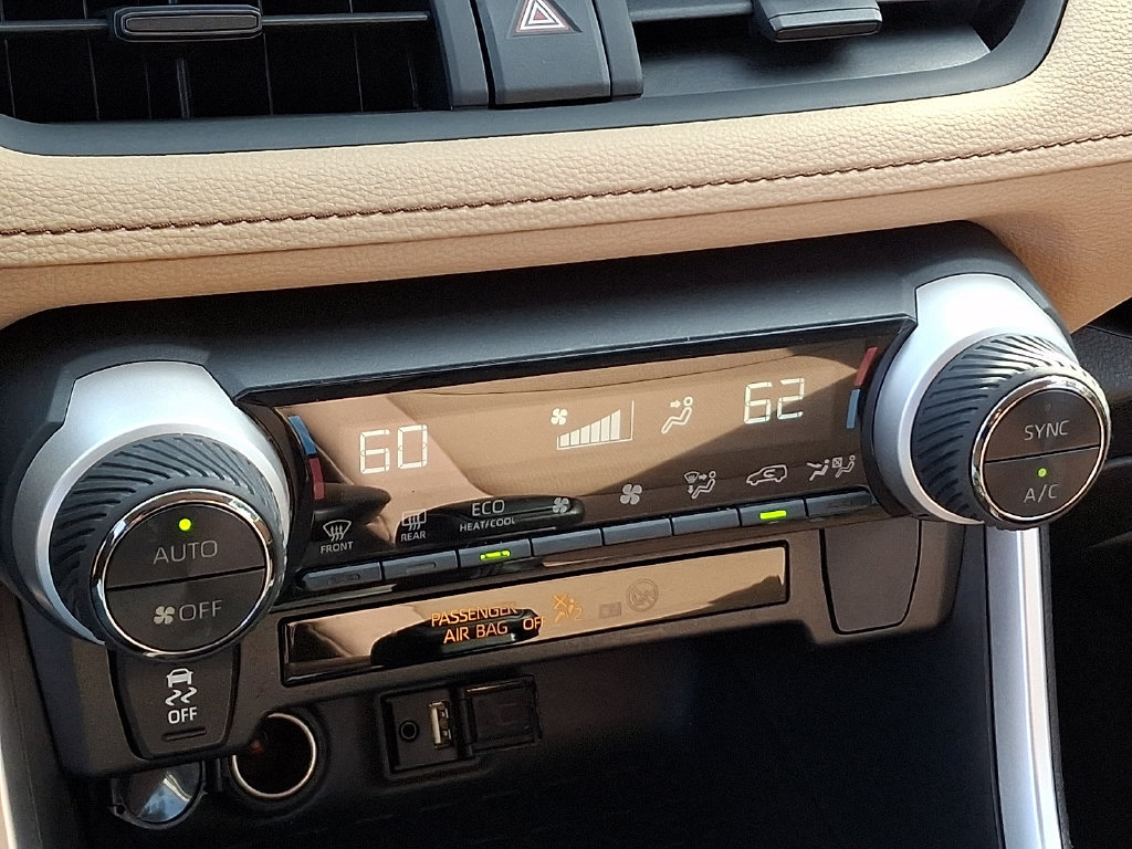 Used 2019 Toyota RAV4 LE w/ Carpet Mat Package AWD/4WD image 15